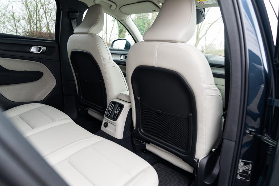 Интерьер Volvo XC40 T5 Plug-in Hybrid Inscription 2020 года  (WW) (фото 22 из 44)